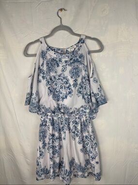 Soieblu White and Blue Paisley Print Sleeveless Blouse